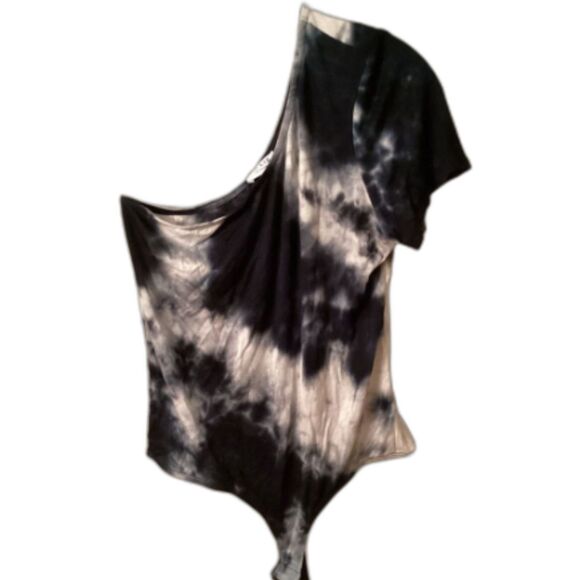 LE LIS SIZE LARGE BLACK AND WHITE TIE DYE ONE SHOULDER SHORT SLEEVE BODYSUIT - Picture 1 of 8